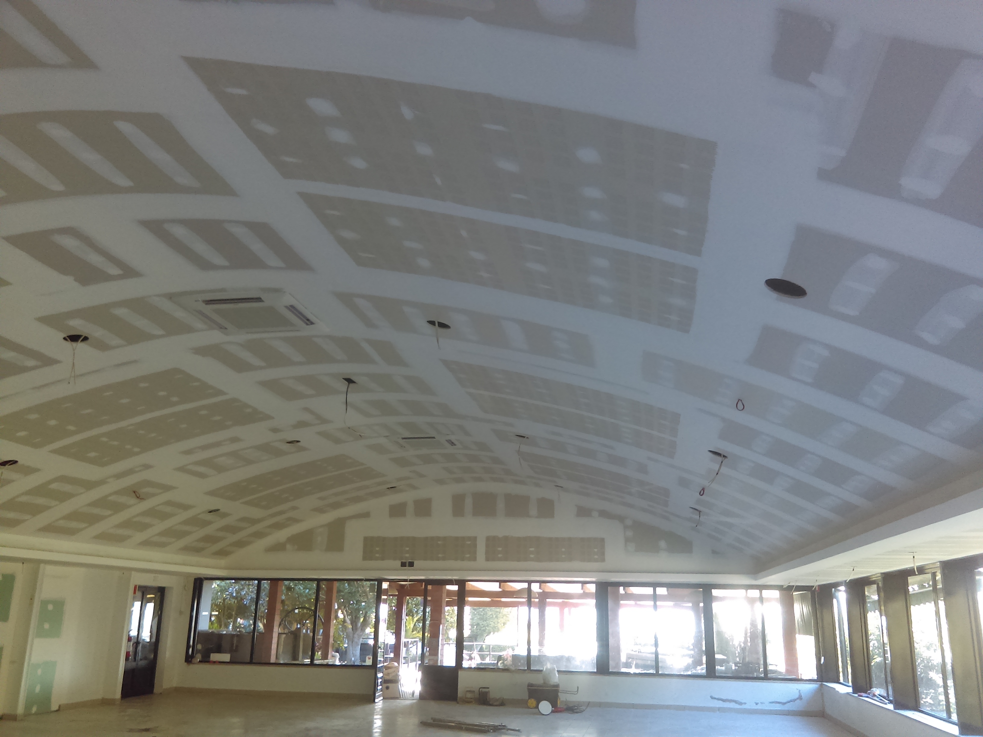Antes: Pintura de tecto falso e instalação eléctrica