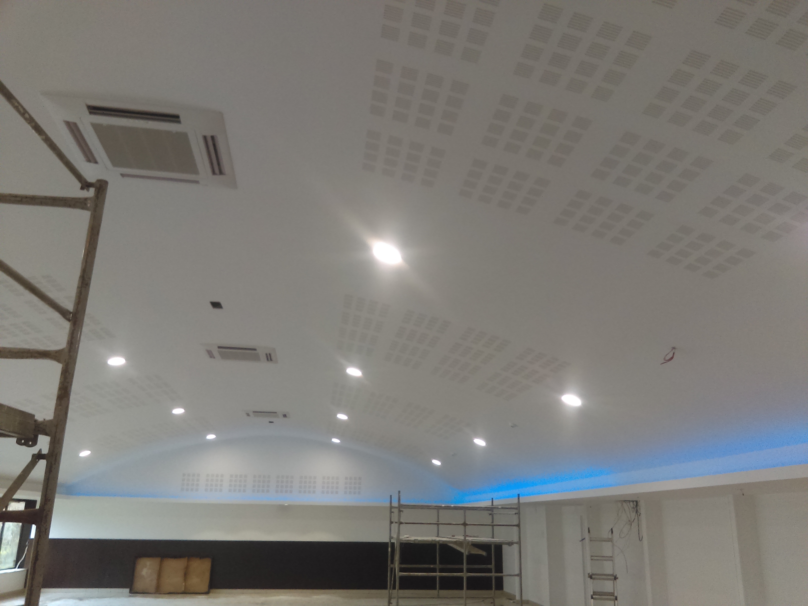 Depois: Pintura de tecto falso e instalação eléctrica